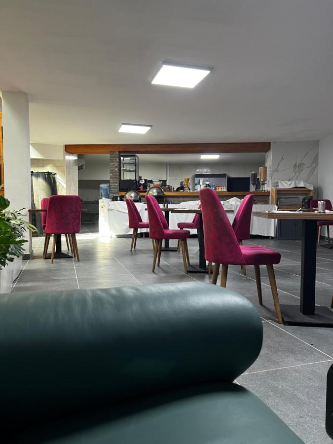 Hotel Aviation Saint-Gilles Екстер'єр фото