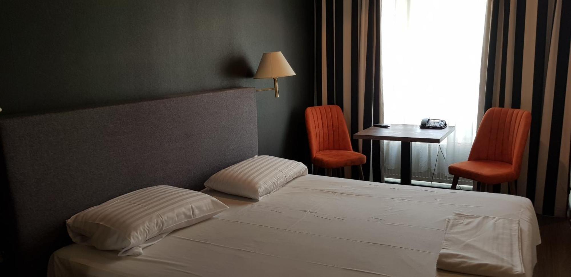 Hotel Aviation Saint-Gilles Екстер'єр фото
